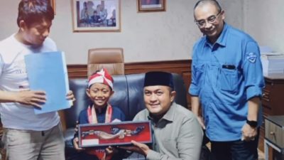 Ketua DPRD Kabupaten Bogor Rudy Susmanto memberikan dukungan kepada Rasya yang akan berlaga di International Championship Pencaksilat di Selangor, Malaysia. (IG @rudysusmanto)