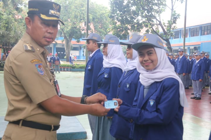 Penyerahan KTP-el secara simbolis dilakukan langsung oleh Pj. Bupati Bogor Asmawa Tosepu ke siswa SMKN 1 Cibinong.