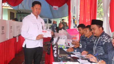 Nyoblos di TPS Cibinong, Pj Bupati Bogor Asmawa Tosepu Semangati Petugas KPPS dan PPK