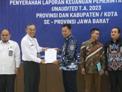 Pj Bupati Bogor Asmawa Tosepu Serahkan Laporan Keuangan Pemkab Bogor Tahun 2023 ke BPK Jabar