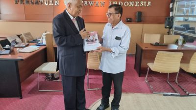 OC Kaligis Serahkan Cinderamata Buku Bertanda Tangan Prabowo ke PWI Pusat