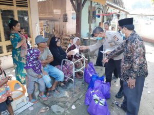 Peduli Masyarakat Terdampak Covid-19, Rorena Polda Banten Salurkan Bansos