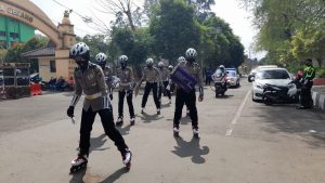 Bagikan Puluhan Masker, Satlantas Polres Serang Kota Patroli Gunakan Sepatu Roda
