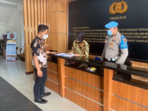 Sikap Humanis Polwan Polda Banten Saat Pelayanan Piket Lobby