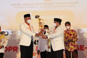 Sebagai Inspirasi, H. Achmad Ru’yat Terima Wayang Pandawa di Bimtek PKS