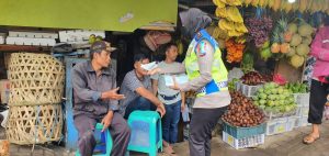 Hari ke-13 Ops Zebra Maung 2021, Ditlantas Polda Banten Bagikan Masker dan Sembako di Kabupaten Pandeglang