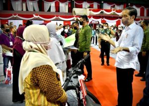 Presiden Jokowi Bagi-bagi Sepeda Saat Menyerahkan Sertifikat Tanah Warga Kaltara