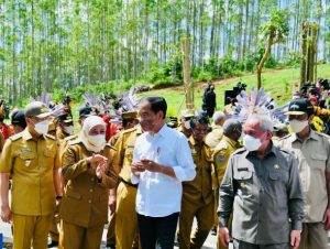 Di Titik Nol Kilometer IKN, Presiden Jokowi Memimpin Prosesi Penyatuan Tanah dan Air Nusantara