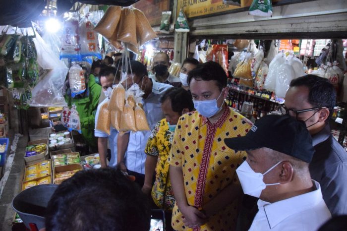 Wamendag Bersama Bima Arya Sidak Pasar di Bogor untuk Memastikan Bapok Aman dan Stabil