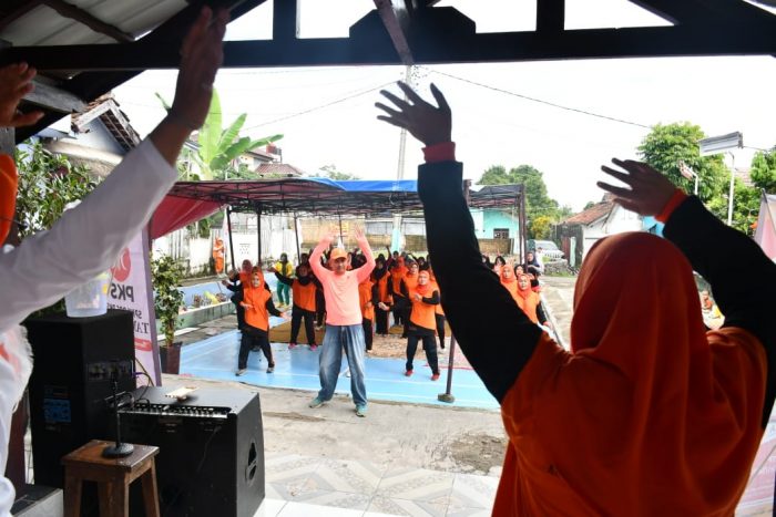 Dewan Jabar Achmad Ru’yat Senam dan Nyanyi Tongtolang Nangka Bareng KSN Desa Sirnagalih Bogor