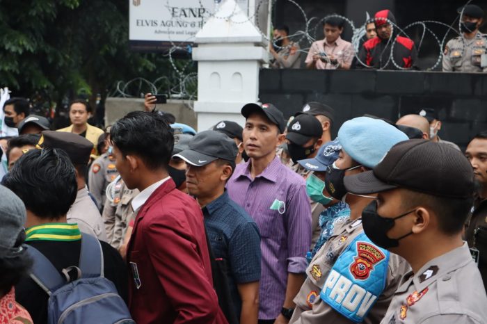 Diskusi Dengan Demonstran Seorang Diri, Dewan Asep Arwin Kotsara Fasilitasi Audiensi Para Pendemo Bertemu Pimpinan DPRD Jabar