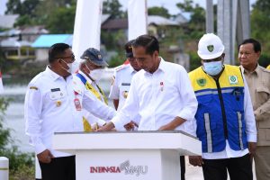 Presiden Jokowi Resmikan Jembatan Gantung Wear Fair