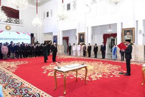 Presiden Jokowi Resmi Melantik Hendrar Prihadi sebagai Kepala LKPP di Istana Negara