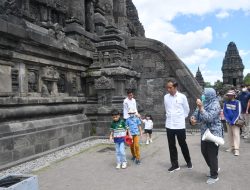 Presiden Jokowi Mengajak Cucunya Berwisata Edukasi ke Candi Prambanan
