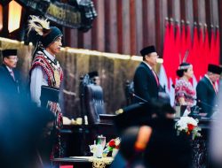 Presiden Jokowi Sampaikan Pidato di Gedung Nusantara dengan Busana Adat Tanimbar