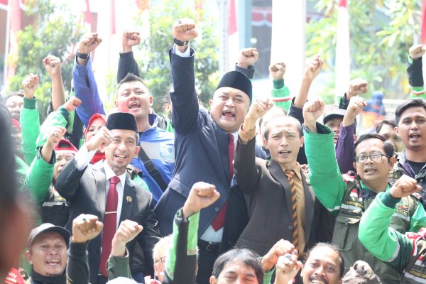 Ojol Dengarkan Pidato Kenegaraan Jokowi Bersama Ketua DPRD Rudy Susmanto