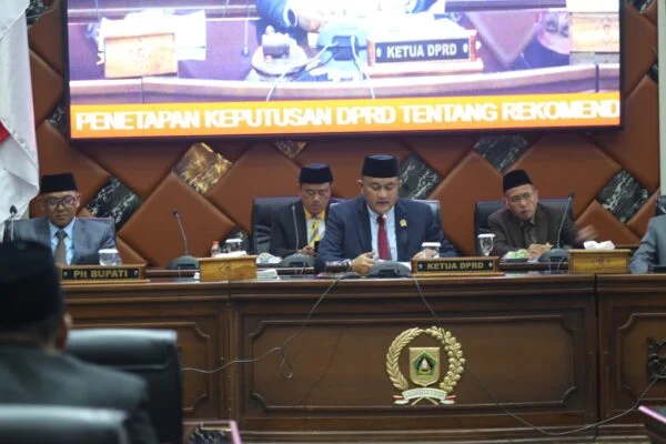 Ketua DPRD Kabupaten Bogor Rudy Susmanto memimpin rapat paripurna DPRD